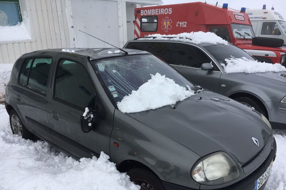Placa de gelo e neve caiu do telhado de uma das lojas sobre as viaturas ali estacionadas