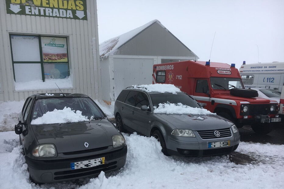 Placa de gelo e neve caiu do telhado de uma das lojas sobre as viaturas ali estacionadas
