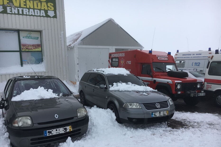 Placa de gelo e neve caiu do telhado de uma das lojas sobre as viaturas ali estacionadas