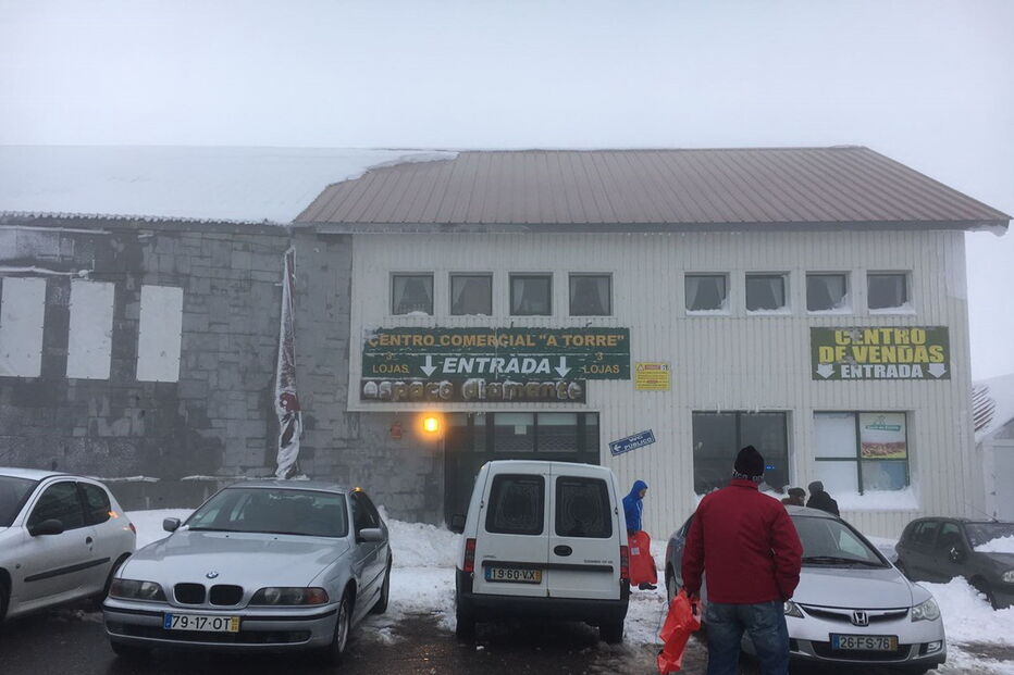 Placa de gelo e neve caiu do telhado de uma das lojas sobre as viaturas ali estacionadas