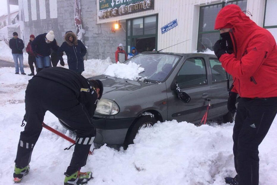 Placa de gelo e neve caiu do telhado de uma das lojas sobre as viaturas ali estacionadas