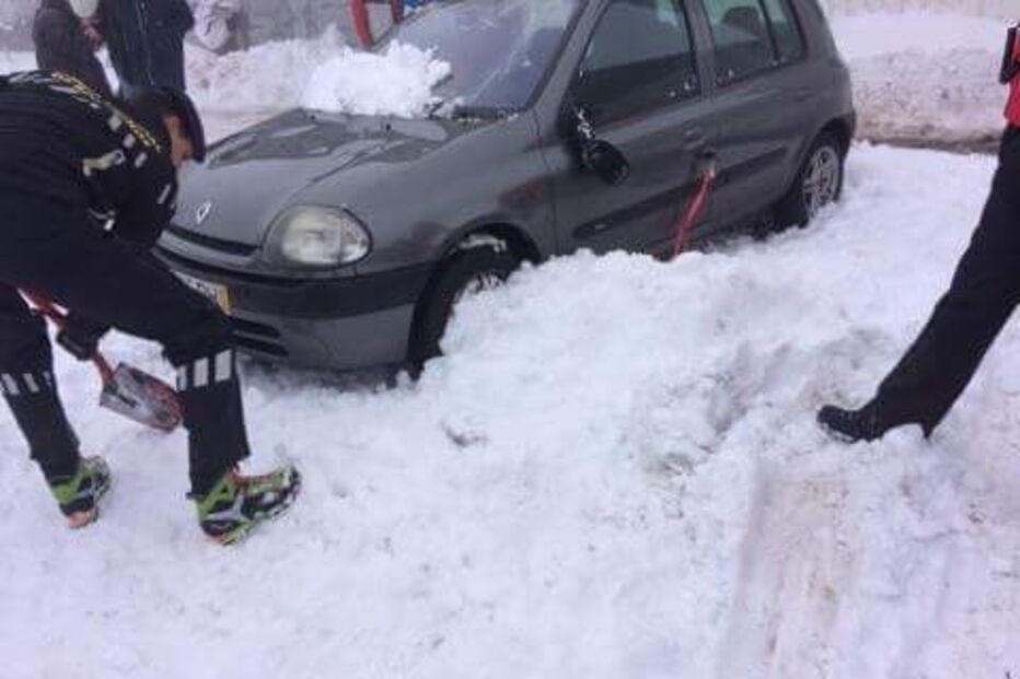 Placa de gelo e neve caiu do telhado de uma das lojas sobre as viaturas ali estacionadas