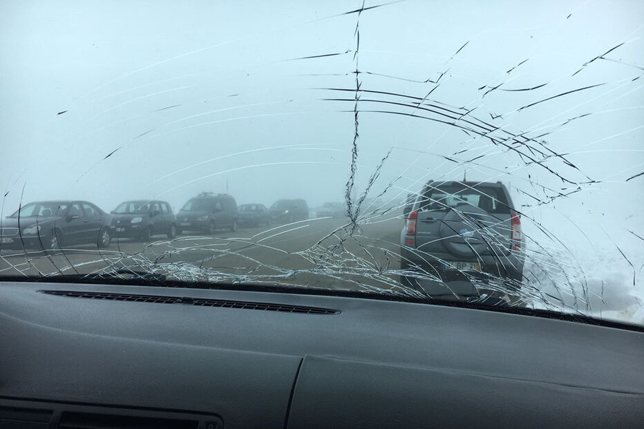 Placa de gelo e neve caiu do telhado de uma das lojas sobre as viaturas ali estacionadas