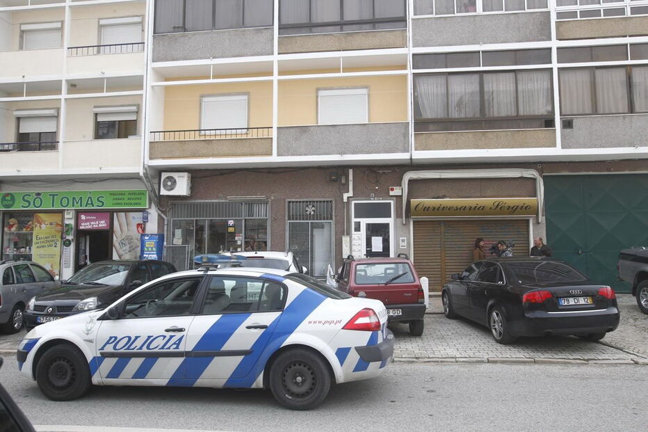 Corroios, assalto, ourivesaria, ladrão, baleado