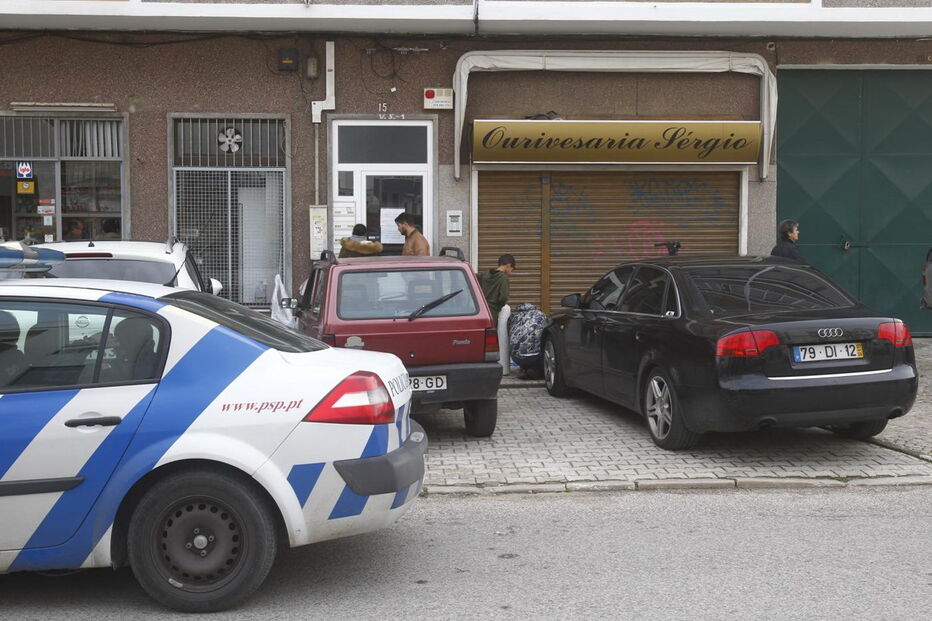 Corroios, assalto, ourivesaria, ladrão, baleado