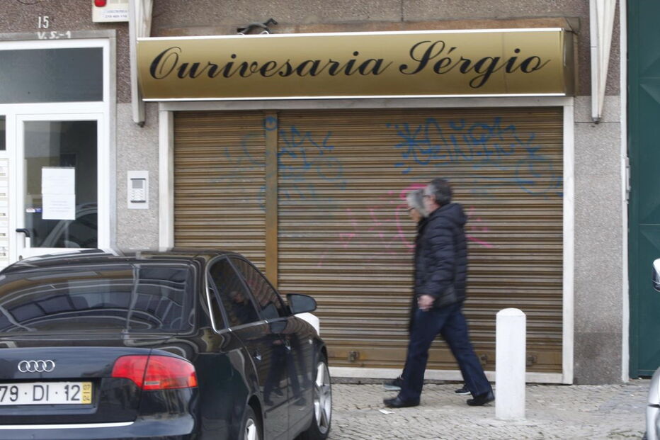 Corroios, assalto, ourivesaria, ladrão, baleado