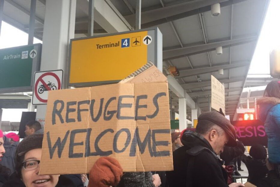 Manifestantes concentram-se junto ao terminal 4 do aeroporto JFK
