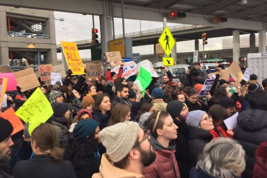 Manifestantes concentram-se junto ao terminal 4 do aeroporto JFK