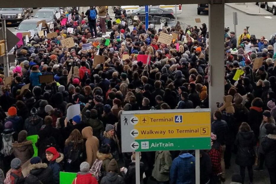 Manifestantes concentram-se junto ao terminal 4 do aeroporto JFK