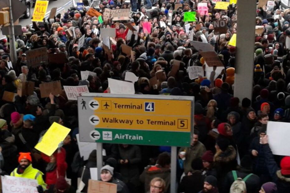 Manifestantes concentram-se junto ao terminal 4 do aeroporto JFK