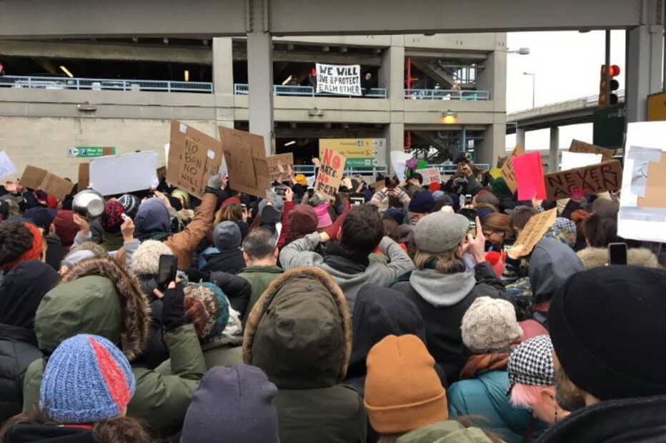 Manifestantes concentram-se junto ao terminal 4 do aeroporto JFK