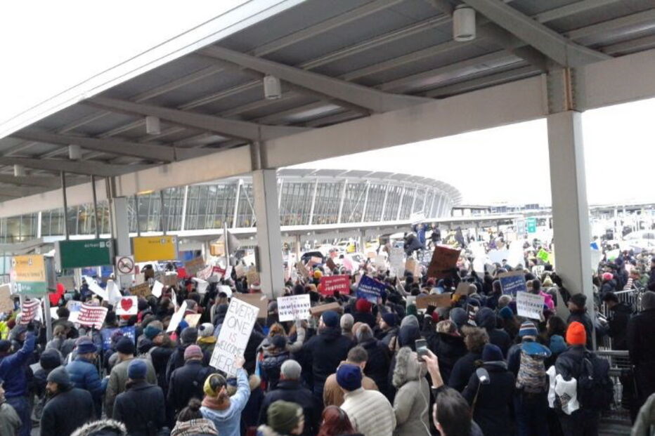 Manifestantes concentram-se junto ao terminal 4 do aeroporto JFK