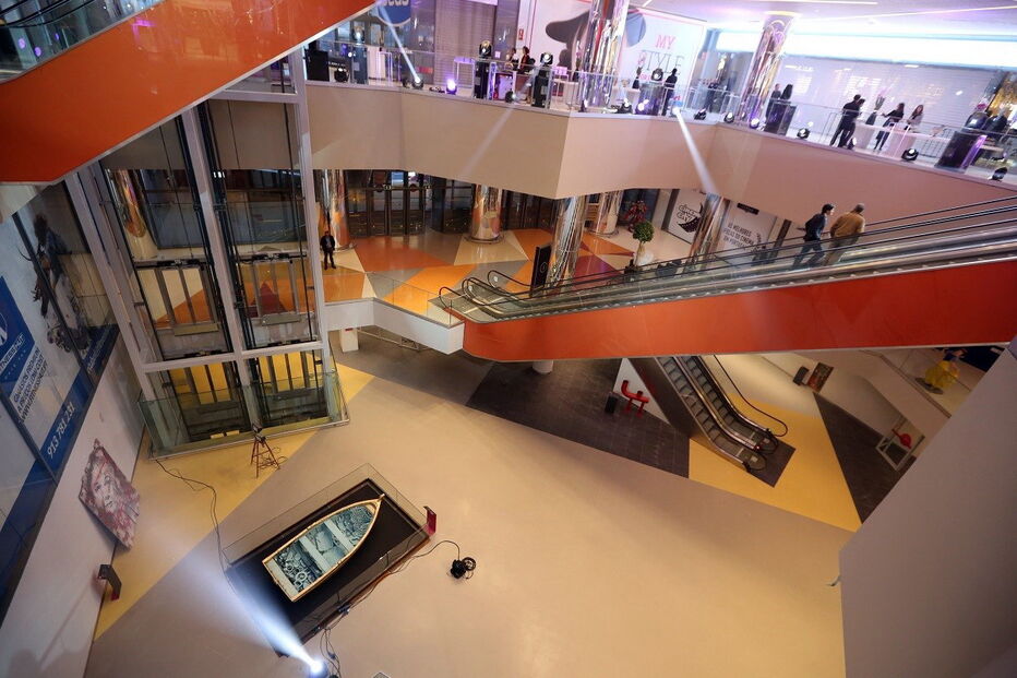 Jovens estavam nas escadas rolantes do centro comercial 