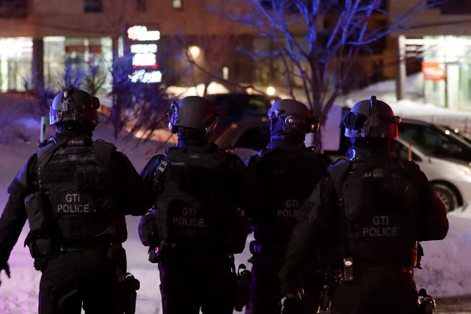 30-01-2017_08_46_15 2017-01-30T034533Z_2119385711_RC17673C0A70_RTRMADP_3_CANADA-MOSQUE-SHOOTING.JPG