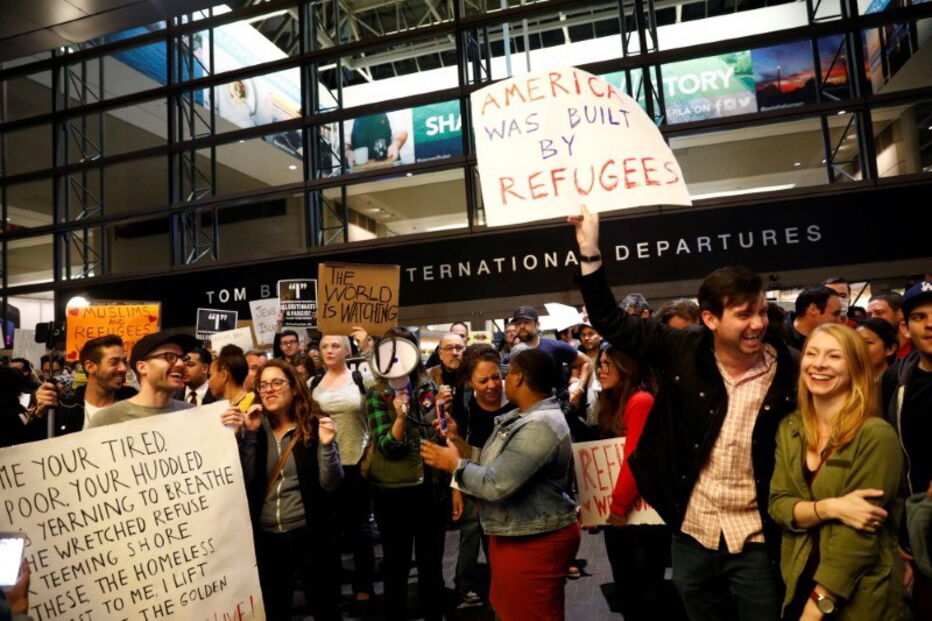 Muitos foram os norte-americanos que se manifestaram contra lei polémica no Aeroporto Internacional de Los Angeles