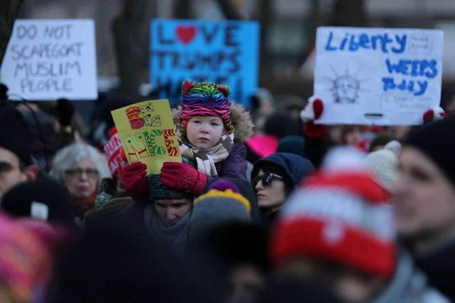 Centenas de pessoas nas ruas de Toronto
