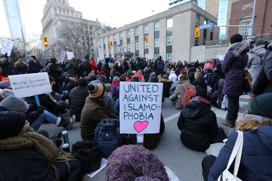 Centenas de pessoas nas ruas de Toronto