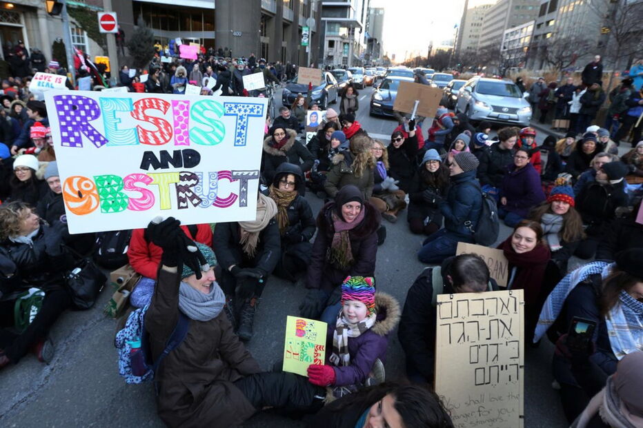 Centenas de pessoas nas ruas de Toronto