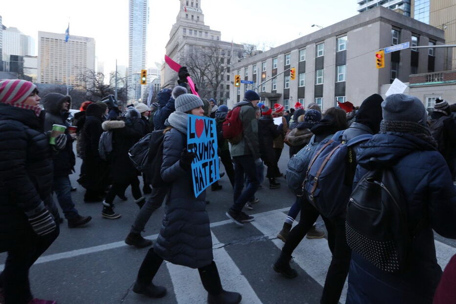 Centenas de pessoas nas ruas de Toronto