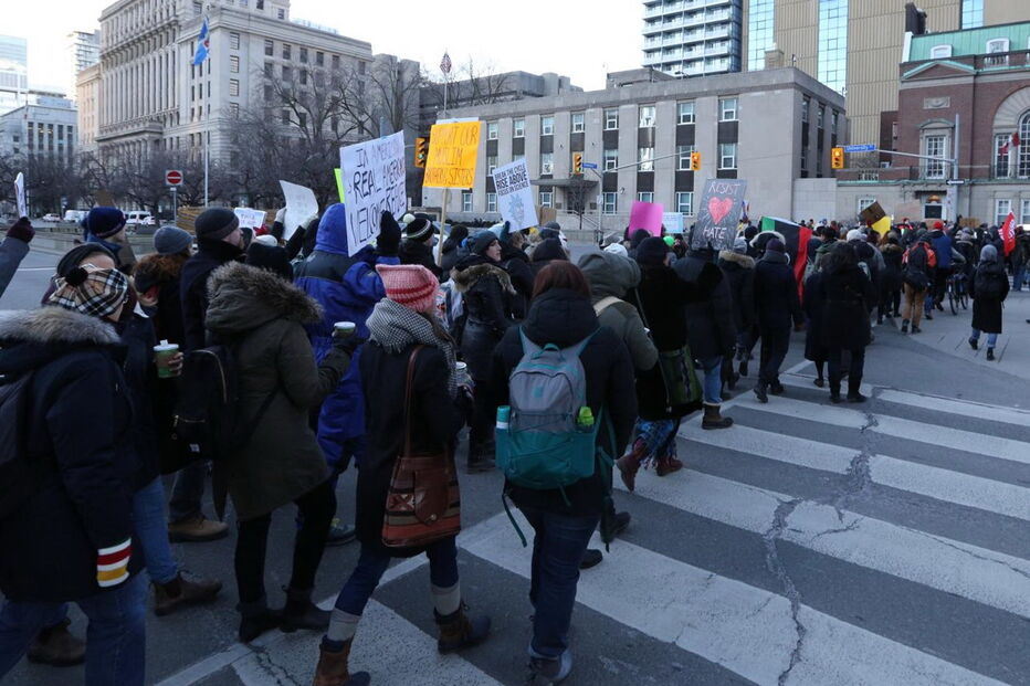 Centenas de pessoas nas ruas de Toronto