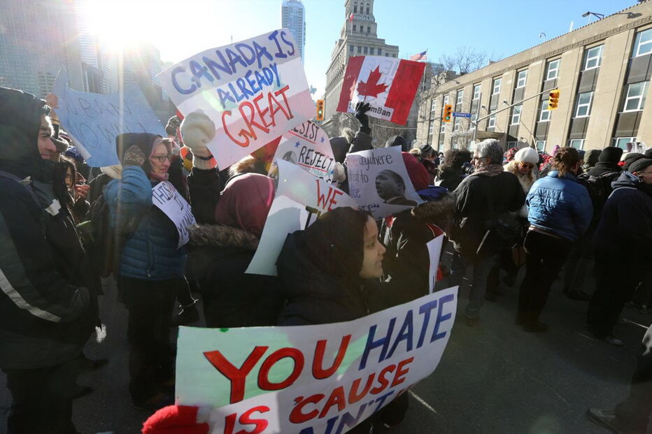 Centenas de pessoas nas ruas de Toronto