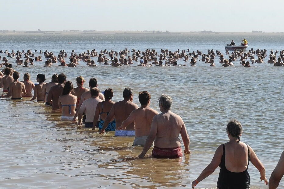 1941 pessoas deram as mãos no Lago Epecuen