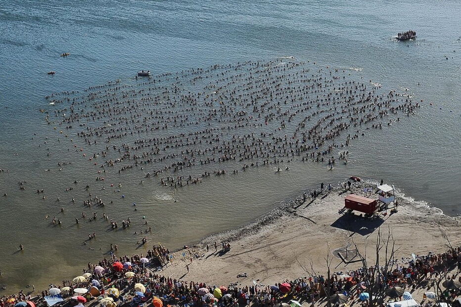 1941 pessoas deram as mãos no Lago Epecuen