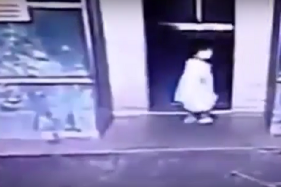 criança, salvamento, pontapé, elevador, Malásia, Uban, mãe