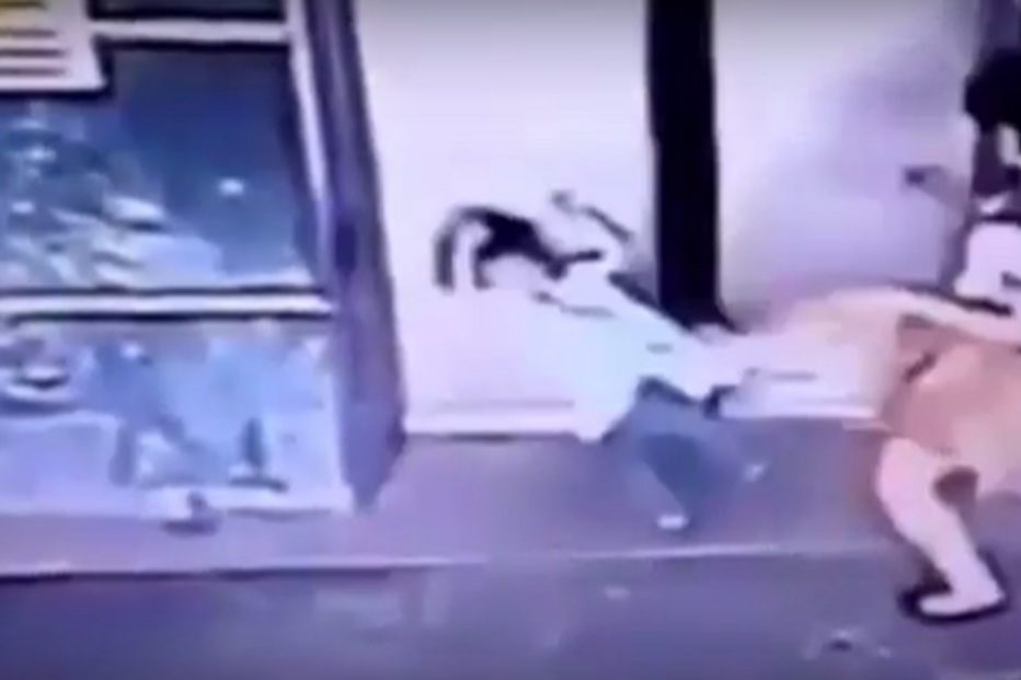 criança, salvamento, pontapé, elevador, Malásia, Uban, mãe