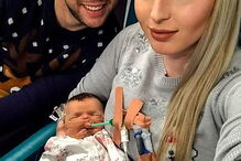 A pequena Evelyn acabou por morrer no hospital, mas a mãe não quis abdicar dos últimos momentos ao lado da filha