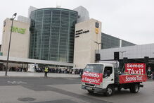 Taxistas durante manifestação junto ao Aeroporto de Lisboa