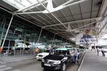 Taxistas durante manifestação junto ao Aeroporto de Lisboa