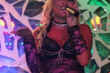 A cantora Ruth Marlene atuou na discoteca gay Pride, no Porto