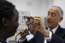 Marcelo Rebelo de Sousa foi à casa Pia ver como se aprende a arte da relojoaria