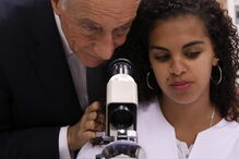 Marcelo Rebelo de Sousa foi à casa Pia ver como se aprende a arte da relojoaria