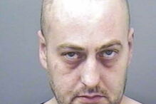 Fecha vizinho em casa e mata-o com batata