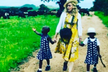 Madonna apresenta filhas gémeas