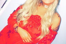 Jovem conta com milhares de seguidores no Twitter, facebook e Instagram. Curvas da milionária são muito elogiadas