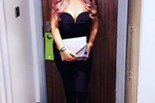 Jovem conta com milhares de seguidores no Twitter, facebook e Instagram. Curvas da milionária são muito elogiadas