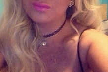 Jovem conta com milhares de seguidores no Twitter, facebook e Instagram. Curvas da milionária são muito elogiadas