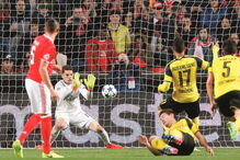 Ederson decide não se atirar para nenhum dos lados e acabou por defender o penálti de Aubameyang    