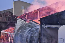 Fogo deflagrou em dois armazéns com enxofre da Sapec Agro, em Mitrena, Setúbal