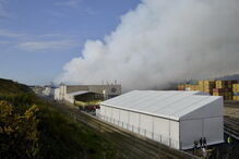 Fogo deflagrou em dois armazéns com enxofre da Sapec Agro, em Mitrena, Setúbal