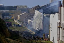 Fogo deflagrou em dois armazéns com enxofre da Sapec Agro, em Mitrena, Setúbal