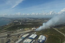 Fogo deflagrou esta terça-feira em dois armazéns com enxofre da Sapec Agro, em Mitrena, Setúbal