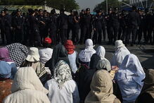 Soldados e polícias cercam templo budista nos subúrbios de Banguecoque na tentativa de prender o seu líder espiritual