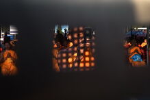 Soldados e polícias cercam templo budista nos subúrbios de Banguecoque na tentativa de prender o seu líder espiritual