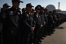 Soldados e polícias cercam templo budista nos subúrbios de Banguecoque na tentativa de prender o seu líder espiritual