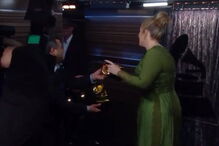 Adele trocou a estatueta estragada por uma nova