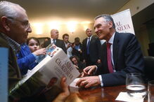 Cavaco Silva esteve a assinar livros e dedicatórias durante cerca de uma hora após a apresentação